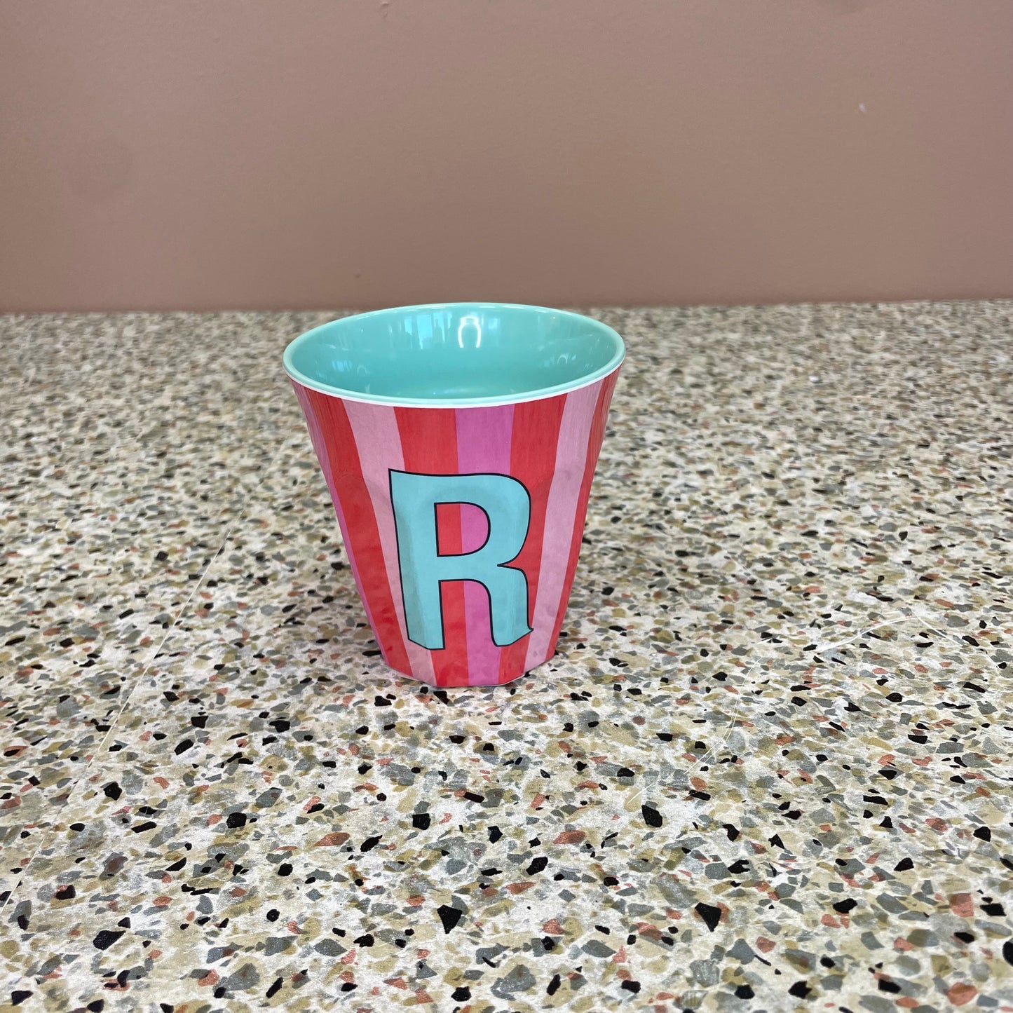 Gobelet rayé alphabet 🌷 (rose)