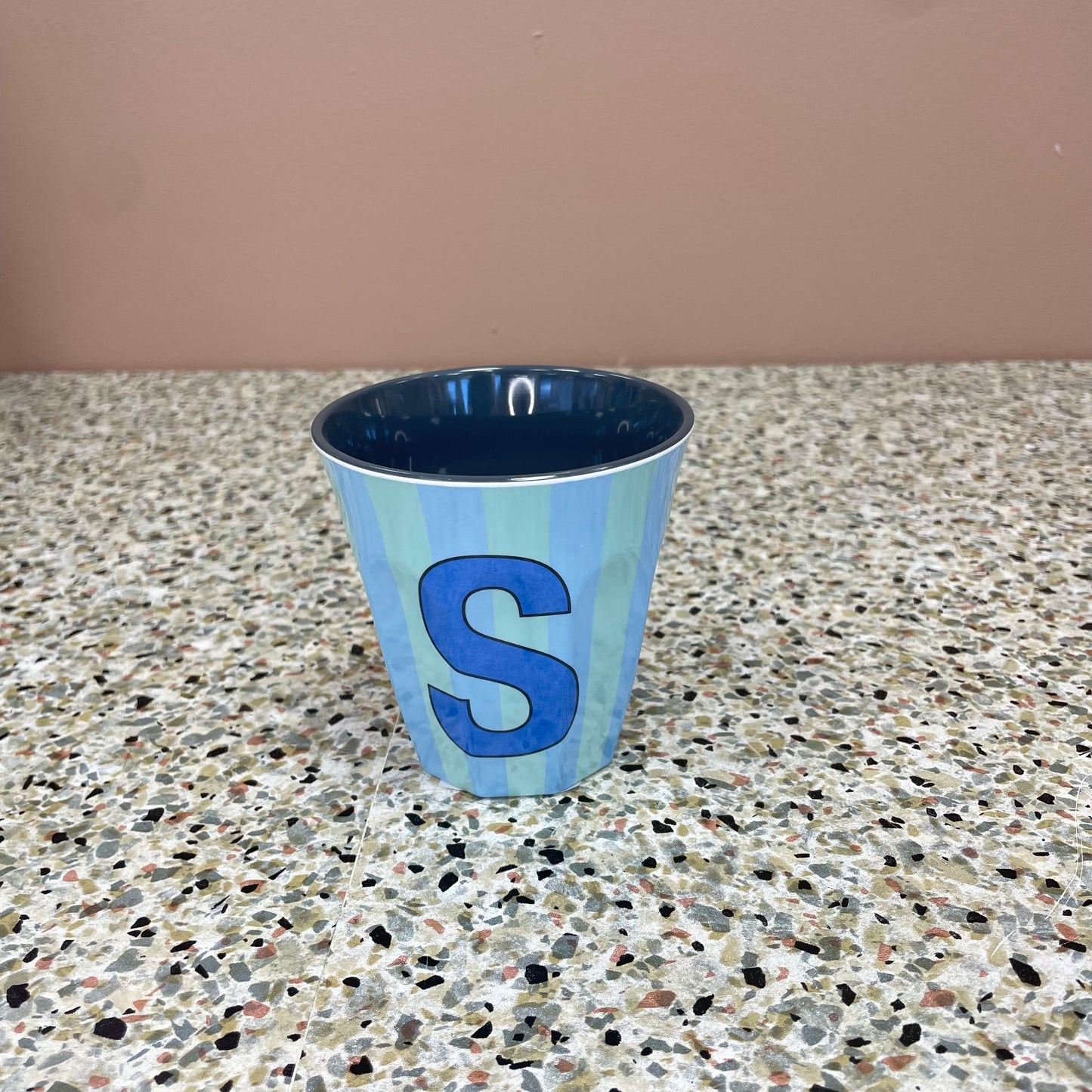 Gobelet alphabet rayé 🦋(bleu)