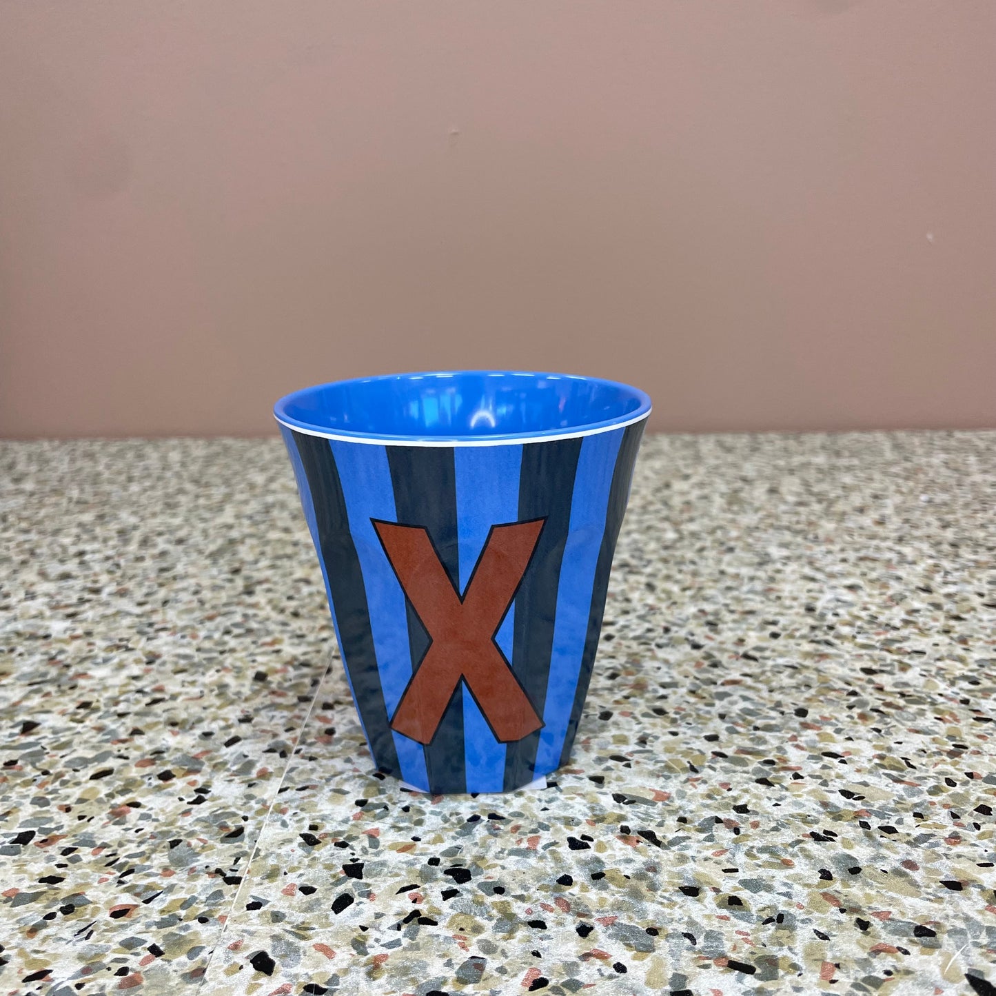 Gobelet alphabet rayé 🦋(bleu)
